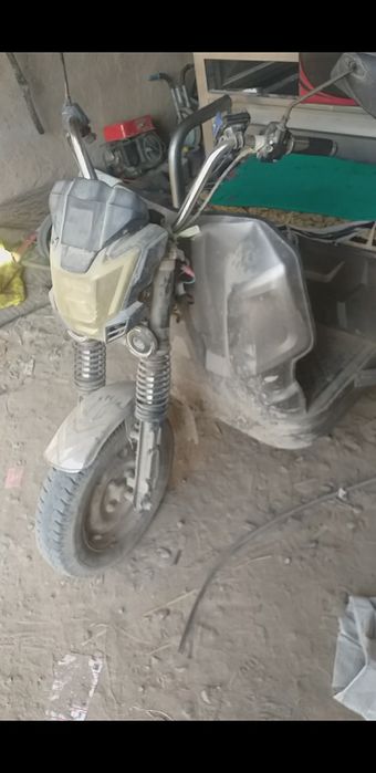 Elektr muravey soz holatda yurib turibdi soz