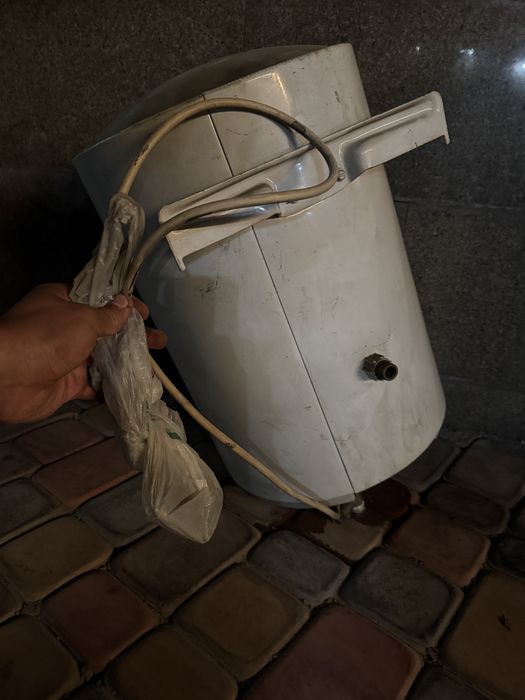 Продам бойлер Ariston