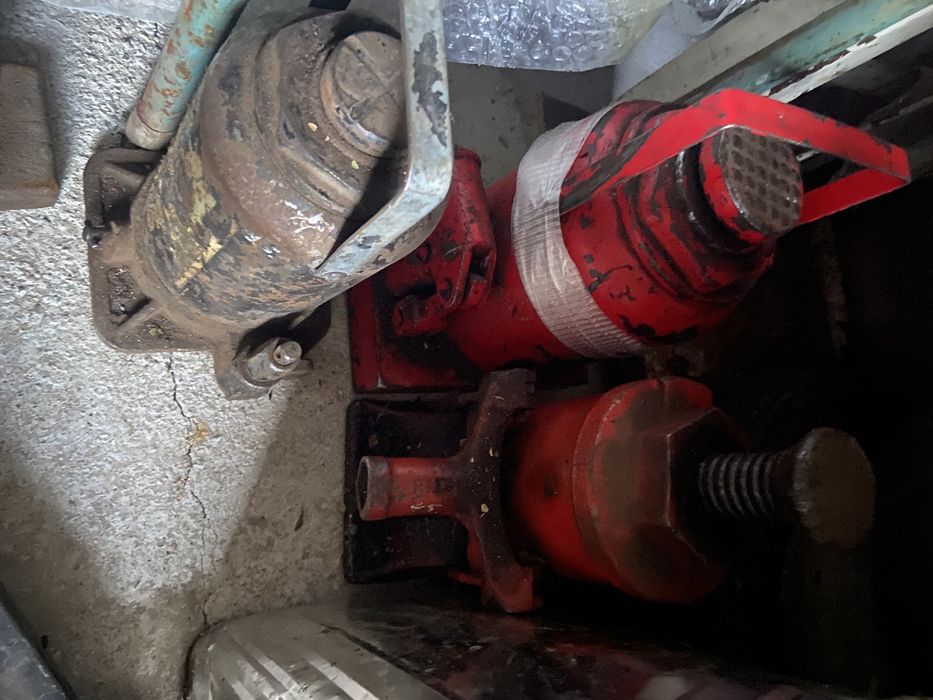 Автомобильные Дамкраты разные б/у