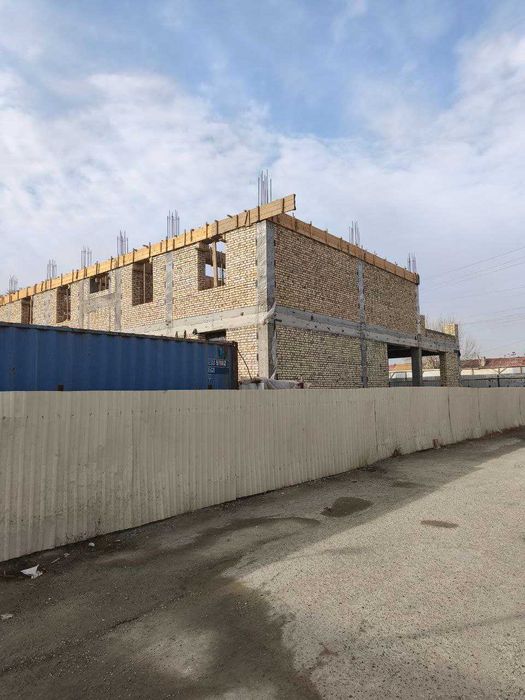 Продаются квартиры и магазины в центре Кагана вдоль дороги.