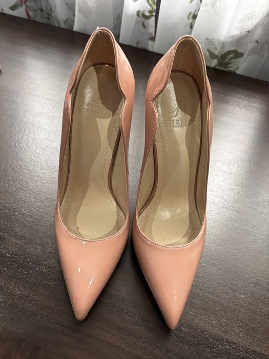 Бежови обувки на ток