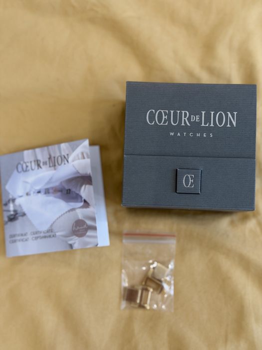Златист часовник COEUR DE LION