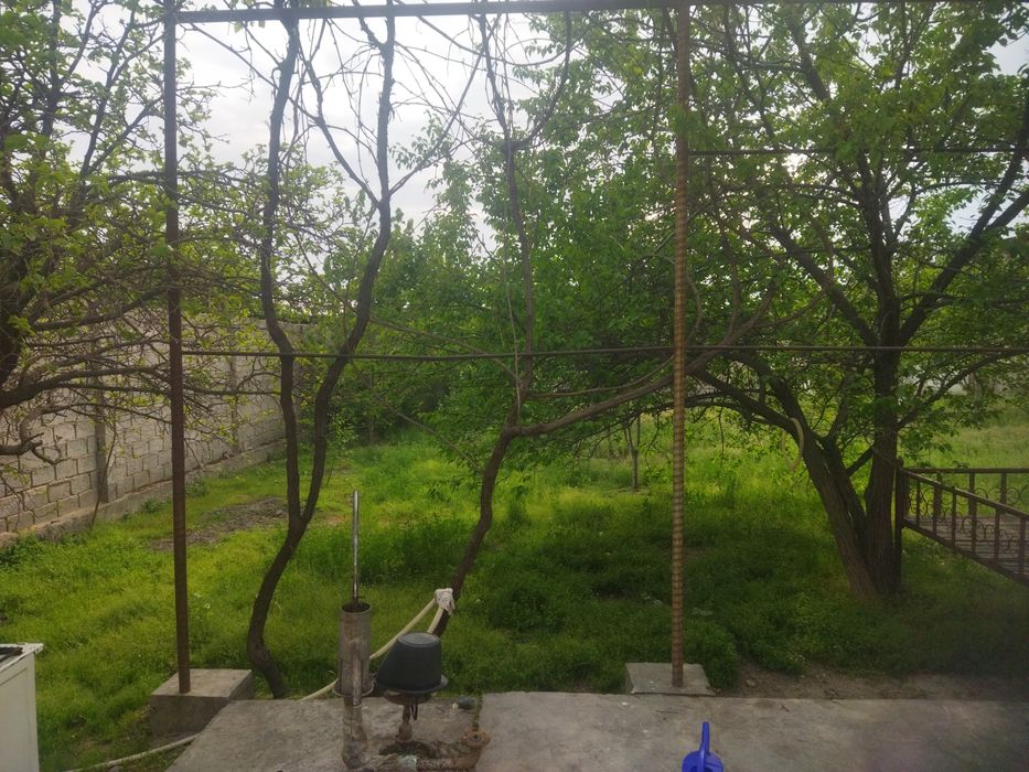 Uy sotiladi 3 sotix svet gaz hammom hamma sharoitlari bor 6 ta xona