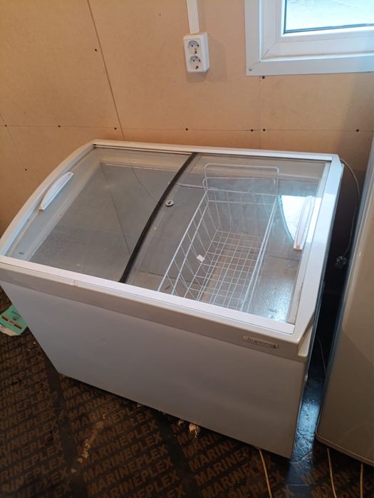 Продам витринный морозильник 1м