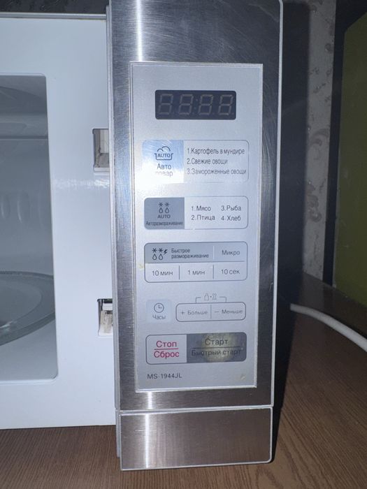 Микроволновка работает, но искрится периодически. Отдам на запчасти
