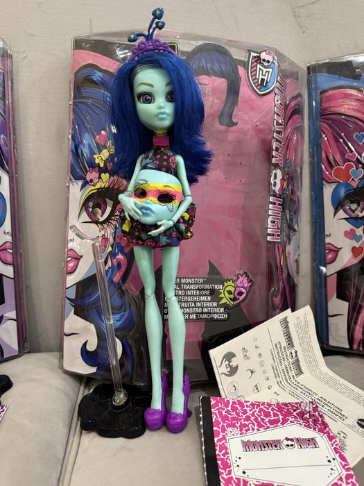 Монстряшки с коробками и аксессуарами