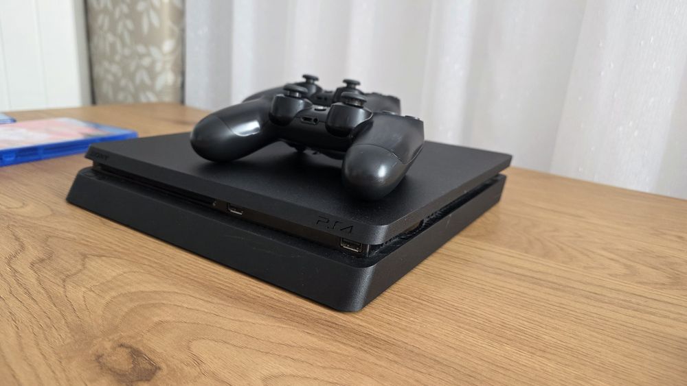 Play Station 4 Slim 1TB