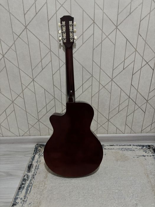 очень хорошая акуистическая гитара