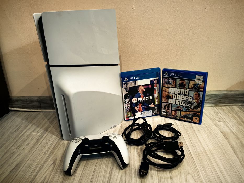 Продавам отлично запазен Playstation 5 Slim + подарък игри