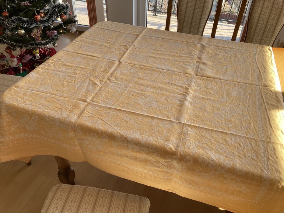 Fata de masa, impecabila, material gros si de caliate