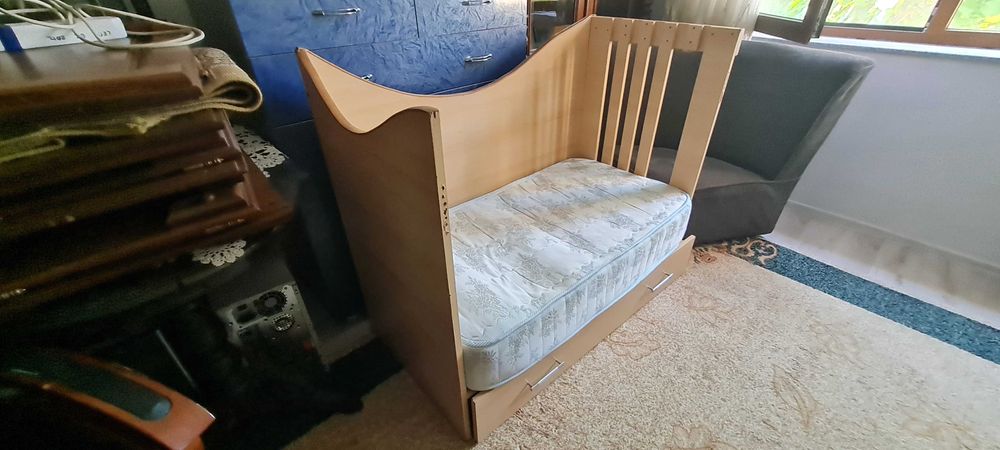 Vand patut pentru copii mici + saltea , pat copil