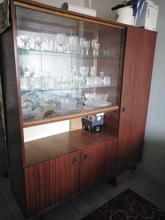 Сервант б/у, в хорошем состоянии.