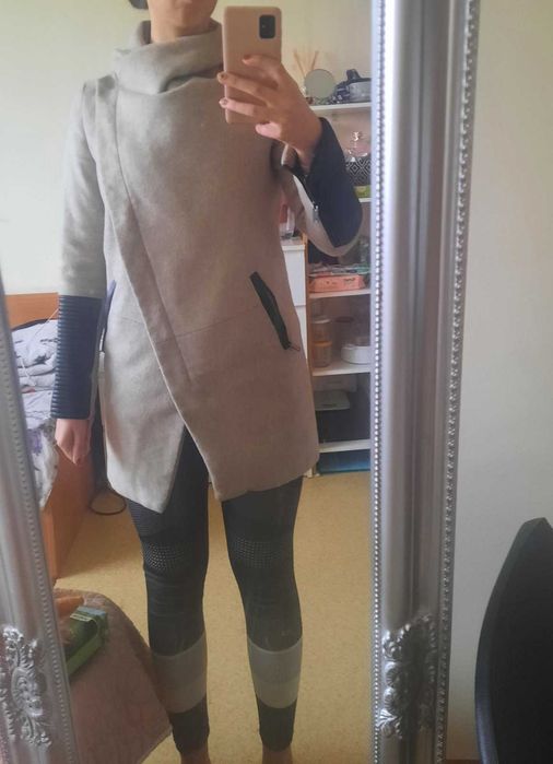 Дамско палто в бежов цвят,запазено.Носено е около 3-4 пъти.