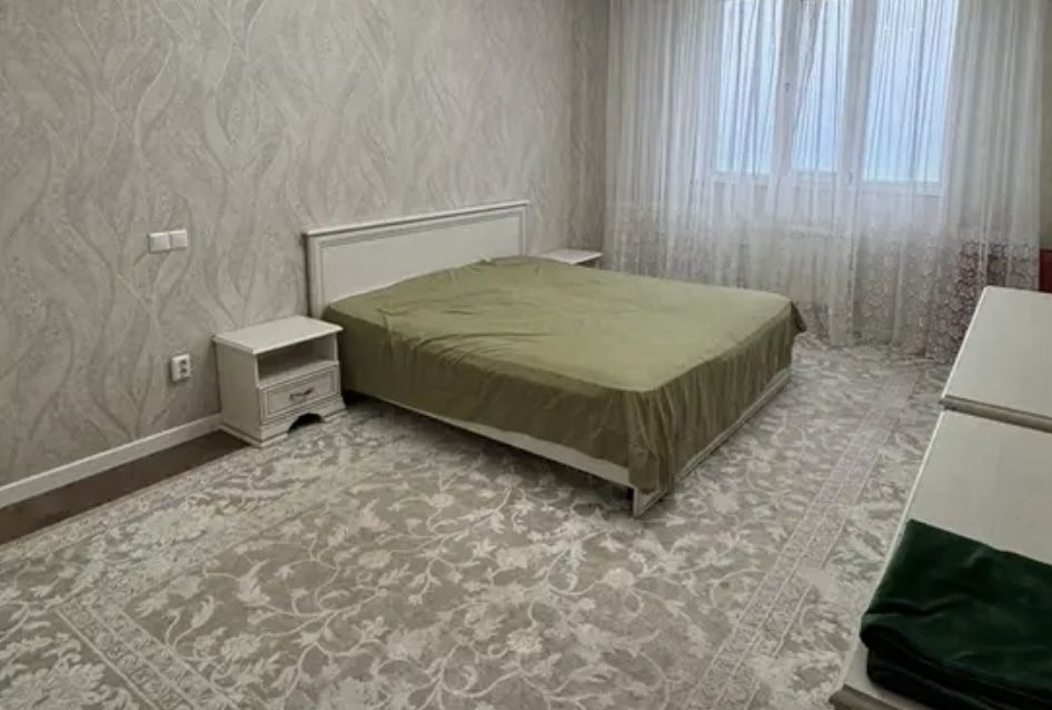 На запчасти! Кровать двухспальная, две тумбочки плюс комод срочно