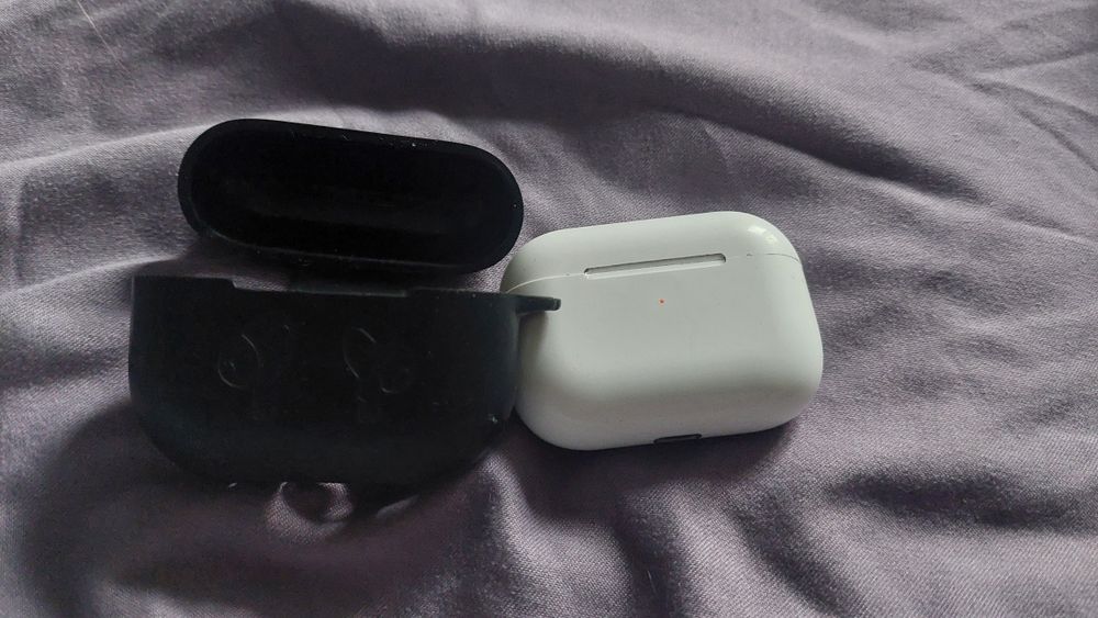 AirPods PRO вторые с чехлом