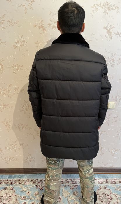 Черная мужская куртка.