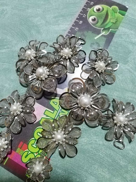 Set deosebit de flori metalice cu perle foarte interesanta! Kleding&Zo