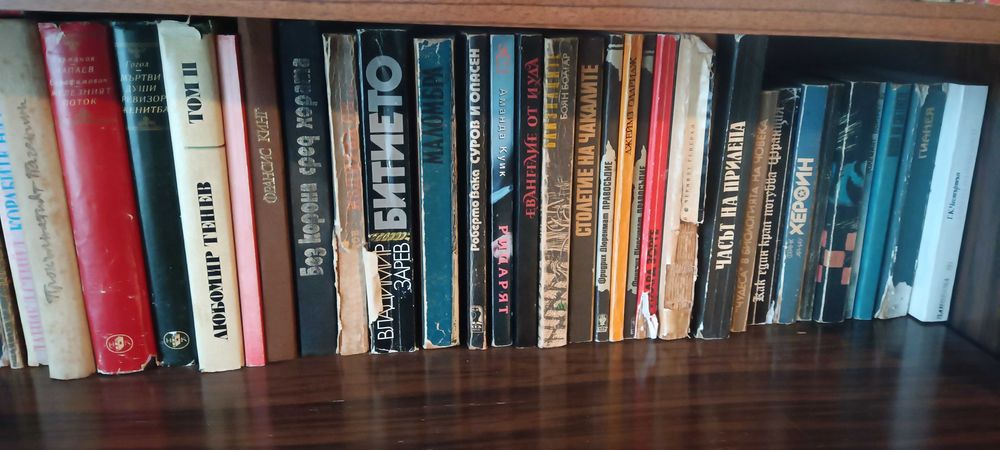 Продавам книги, български, немски английски.