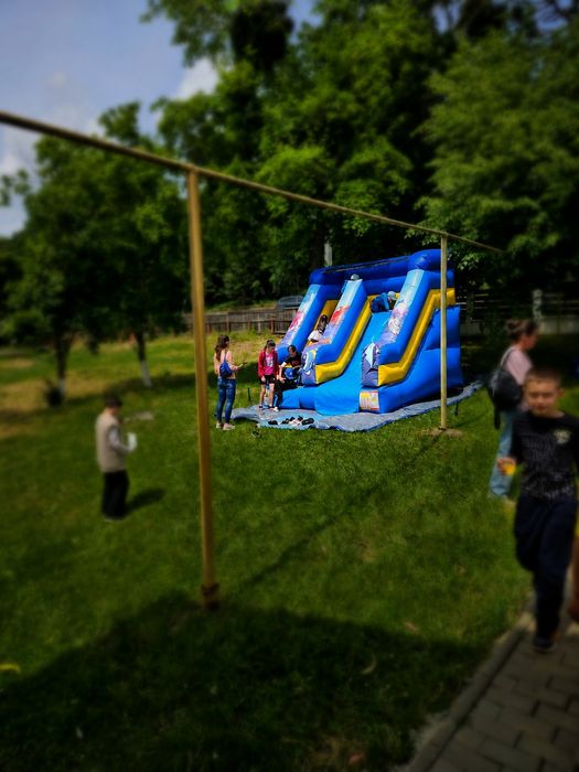 Tobogan gonflabil, trambulină și popcorn pentru petreceri copii
