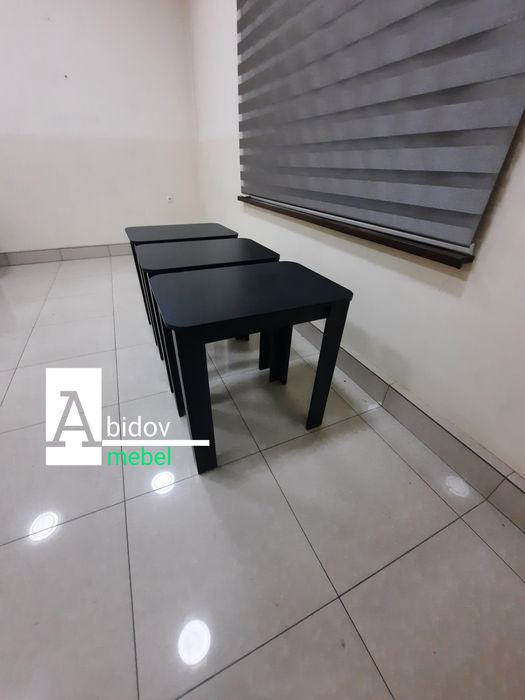 Этот полуовалный  стол подойдет даже для небольшой квартиры.