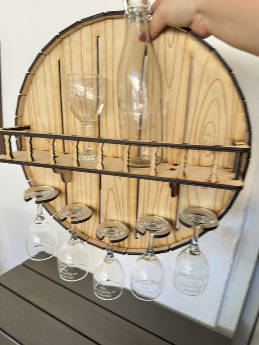 Дървена поставка за стена с 6 гравирани чаши и бутилка