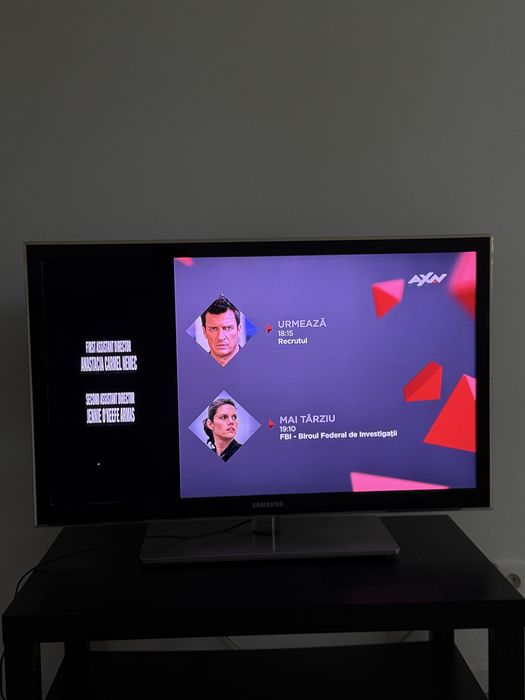Vând canapea 2 locuri tip recliner, TV Samsung 40” Full HD și măsuță TV neagră.