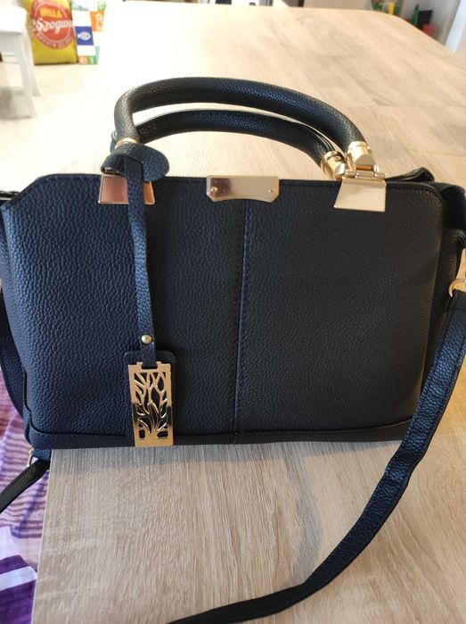 Продавам черна дамска чанта