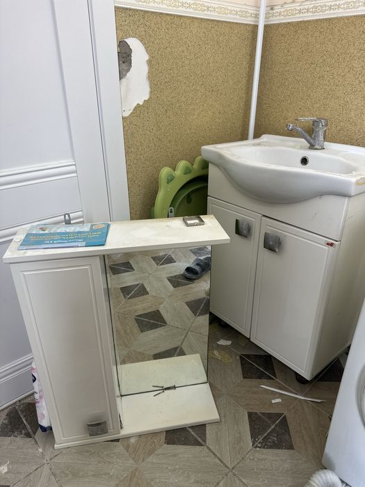 Тумба с раковиной и зеркалом