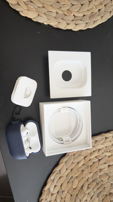 Apple Airpods Pro 2 +  кожен кейс на Mujjo