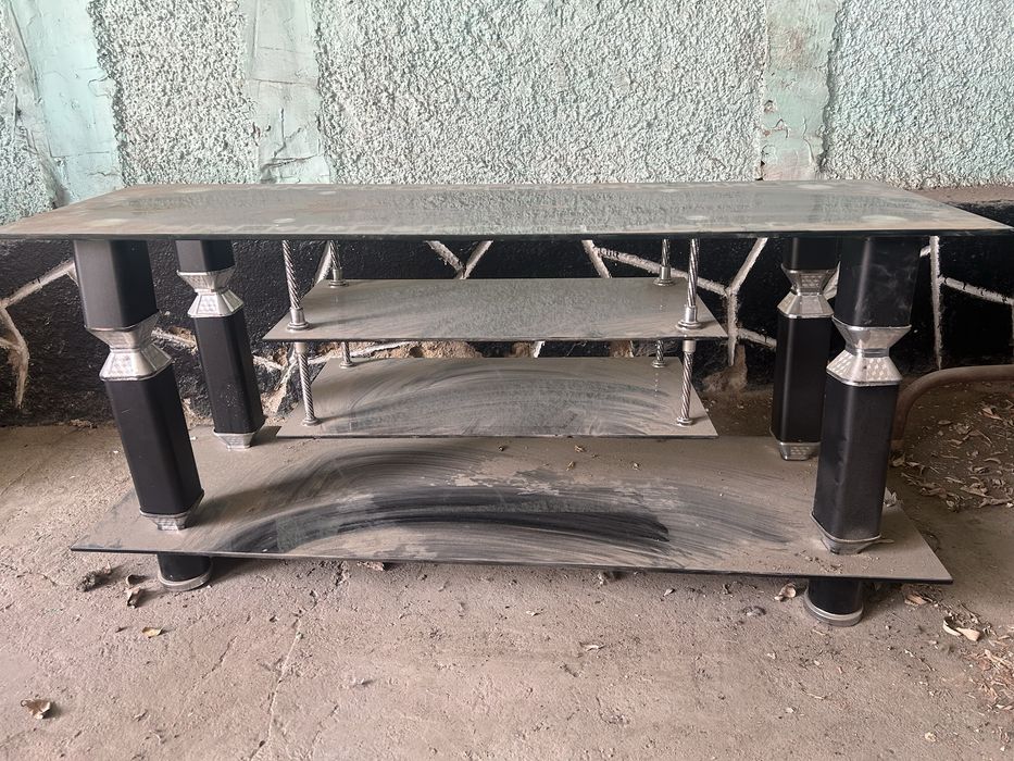 Продам стеклянный столик жля телевизора