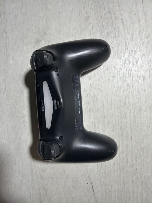 PS4 pro 1tb 2djoystika