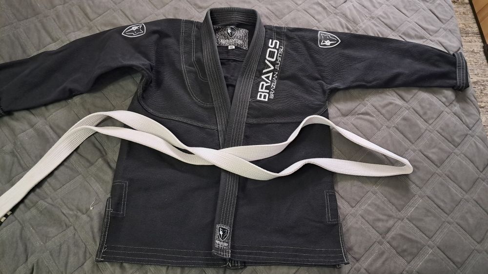 Кимоно для джиу-джитсу и рашгард.