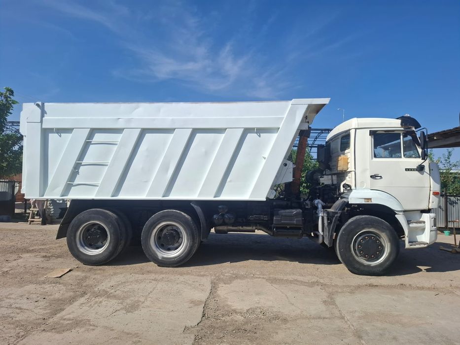 КаМАЗ самосвал белый