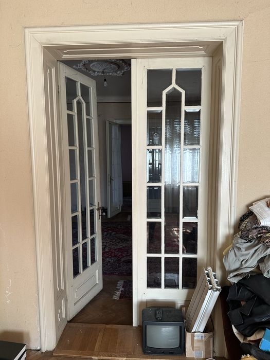 Geam,Usi,Ferestre,Mobilier,Sobe teracota din lemn masiv de stejar, Stilul brâncovenesc tâmplărie veche de aproximativ 80 de ani.