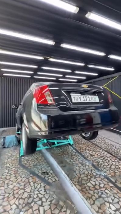 Damkirat moshinani tagini ko'tarib yuvadigan damkirat