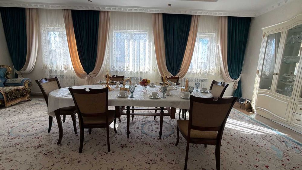 Стол и стулья для зал