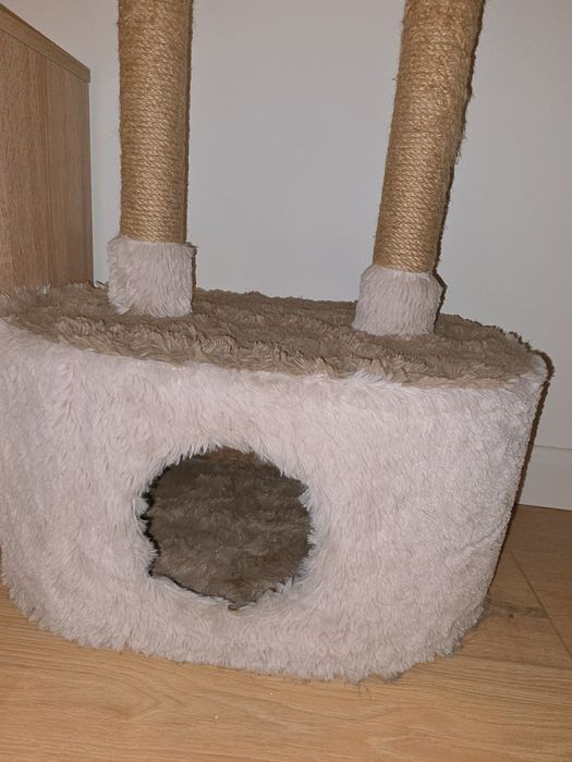 Кошачий домик с когтеточкой