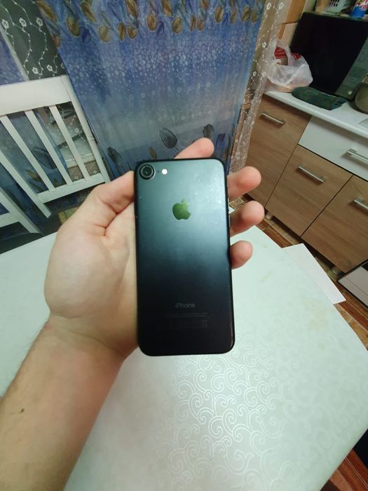 Продам iPhone 7 {32Gb}