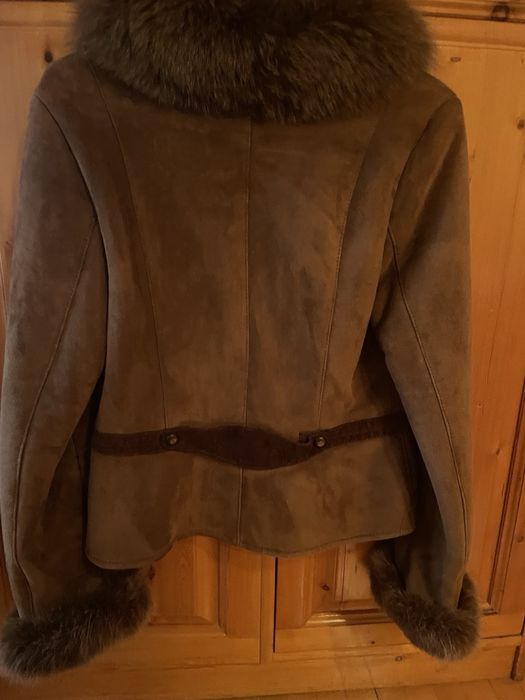 Дамски кожух Zlatna Belka Агнешка кожа с богата яка от лисица.