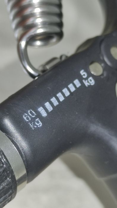 Регулируемый эспандер 5–60 кг — почти новый — 25 000 сум (срочно)