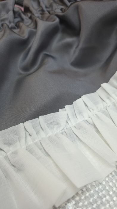 Această perdea elegantă este ideală pentru a aduce un plus de rafinament și confort în bucătărie sau în alte încăperi de dimensiuni medii.