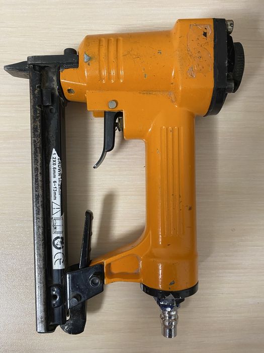 Пневматический степлерный пистолет