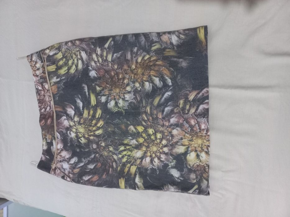 Chiroyli ayollar yubkasi