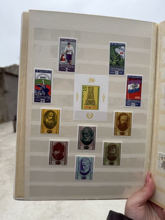 Голям класьор с различни пощенски марки