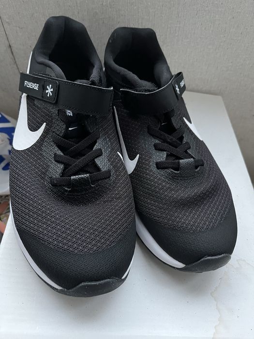 Нови маратонки Nike Revolution