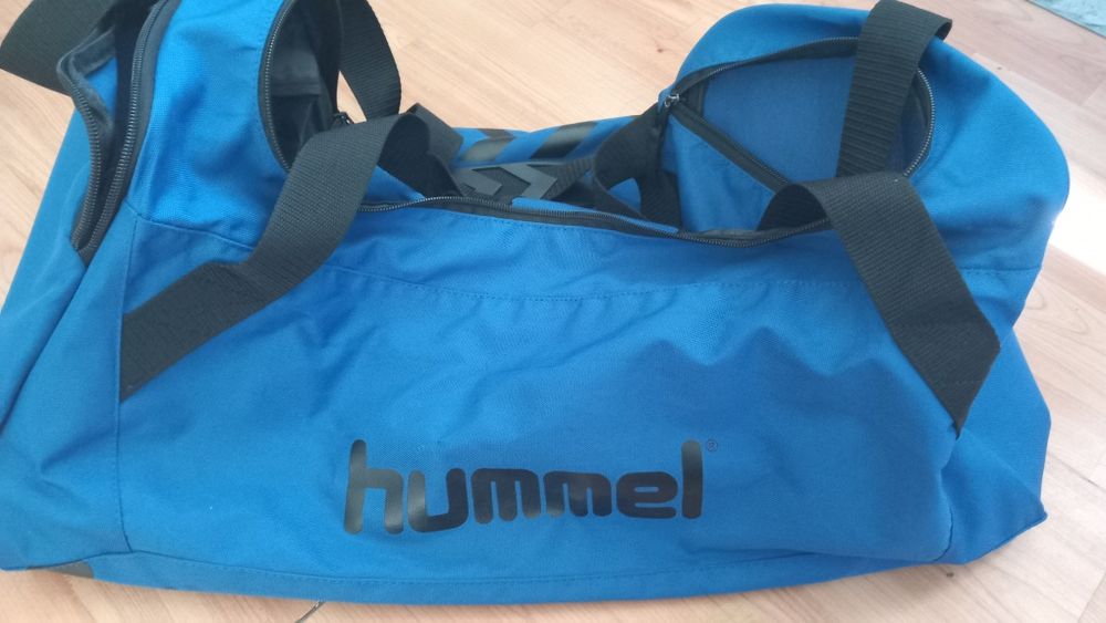 Vând geanta hummel