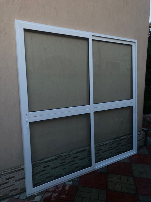 Vând ușa glisantă din aluminiu
