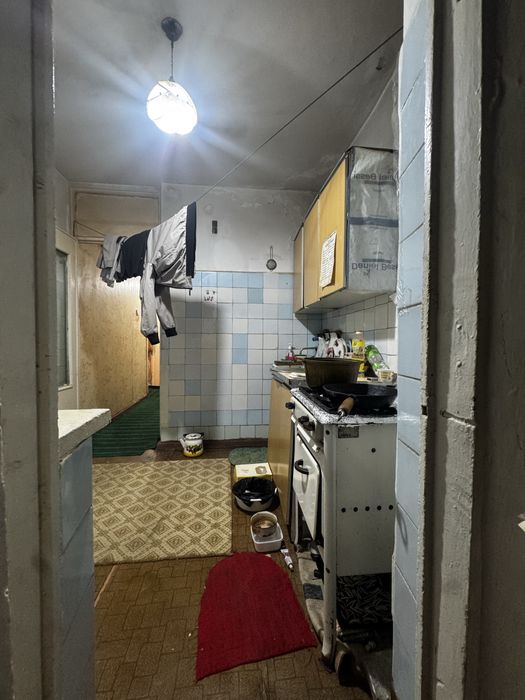 2 ком 2 этаж середина не по далеку от дороги!