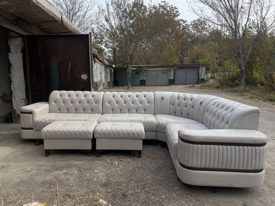 Продаётся уголок в хорошим состояни. Цена 6 млн есть уступка.