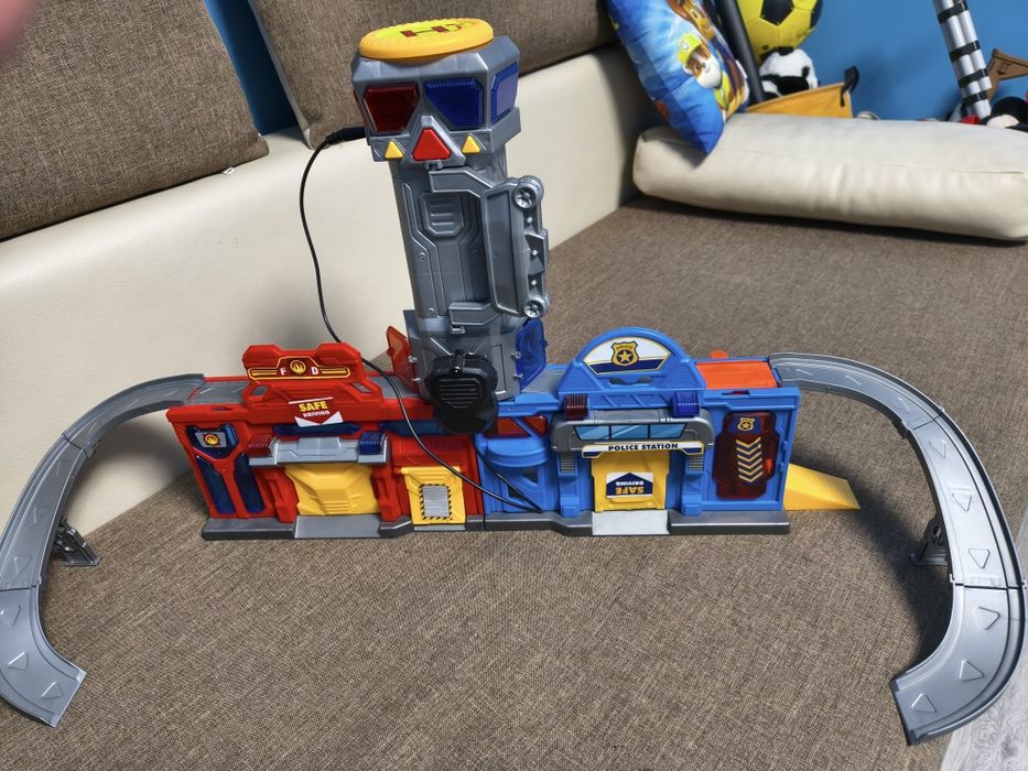 Vând jucărie statie poliție și pompieri